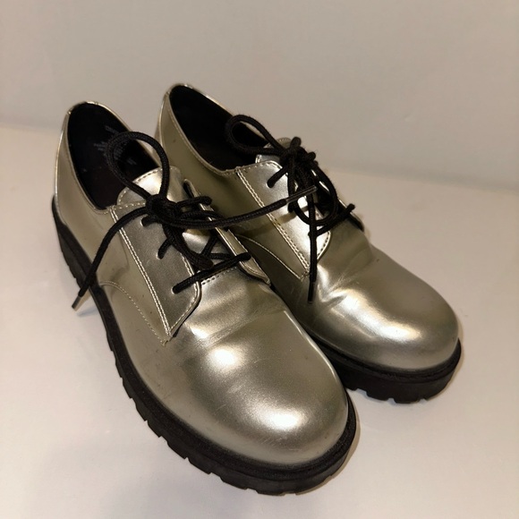 H&M Silver Shoes - Size 8 - Mint Condition - Picture 2 of 10